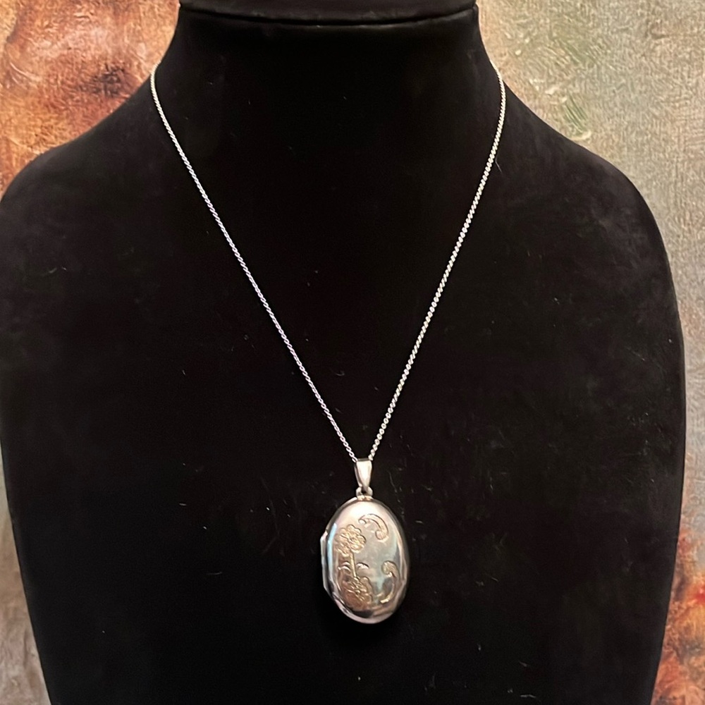 Vintage Sterling Silver Locket & Chain Floral Etching 8.88 Grams